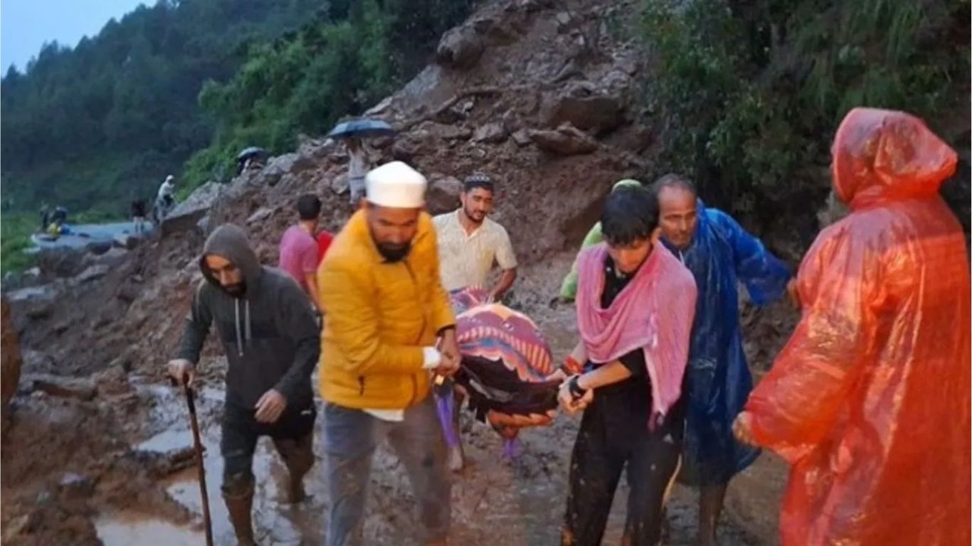 पावसाचा कहर: पतीने तब्बल 35 किमी खांद्यावर नेला पत्नीचा मृतदेह