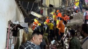 विरारमध्ये चार मजली इमारत कोसळली | तीन ठार, अनेक अडकले