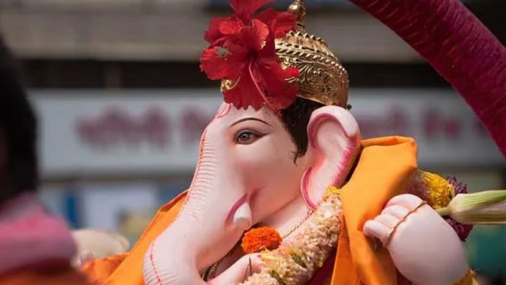 मानाच्या पहिल्या कसबा गणपतीची प्राणप्रतिष्ठा: ढोल ताश्यांच्या गजरात बाप्पाचे आगमन