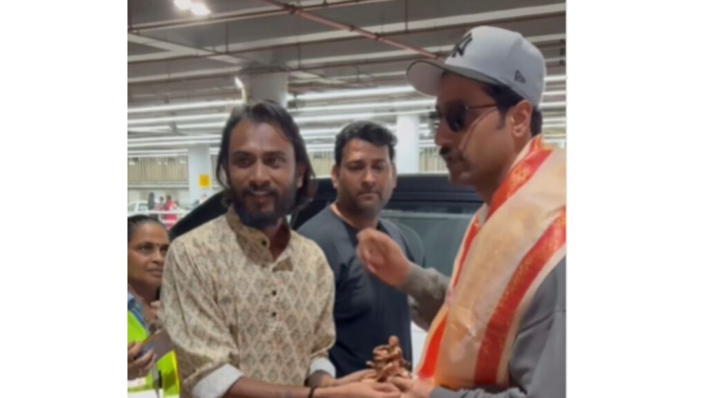 Vicky Kaushal VIDEO: मुंबई विमानतळावर विकी कौशलने चाहत्यापासून घेतला खास सन्मान