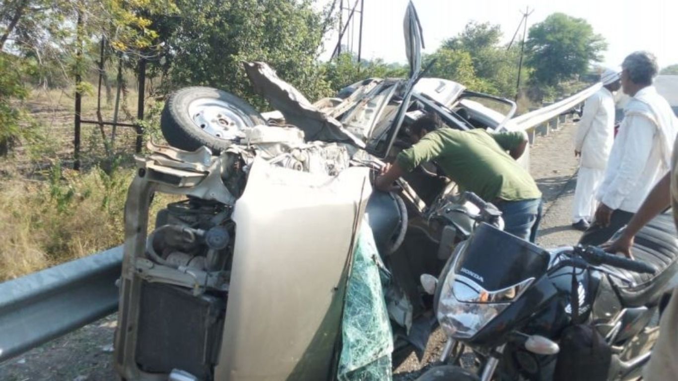 नागपूर-अमरावती रस्त्यावर टोल वाचवताना चालकाचा मृत्यू; विजेच्या धक्क्याने भीषण अपघात