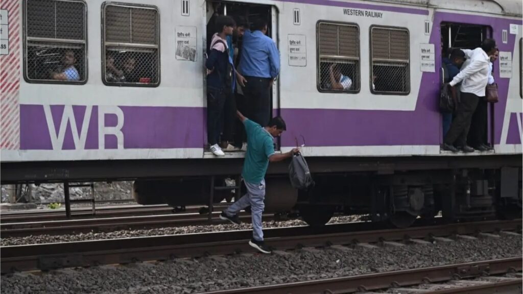 Mumbai Local News: मध्य रेल्वेचा सलग दुसऱ्या दिवशी खोळंबा, प्रवाशांचा संताप