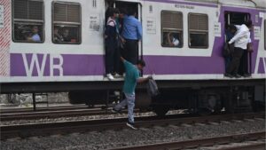 Mumbai Local News: मध्य रेल्वेचा सलग दुसऱ्या दिवशी खोळंबा, प्रवाशांचा संताप