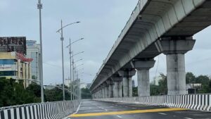 पुण्यातील राजभवन–रिझर्व्ह बँके उड्डाणपुलात अनेक त्रुटी; वाहनचालकांची तीव्र नाराजी