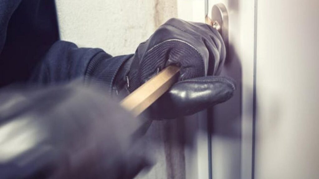 फुरसूंगी आणि वानवडीत बंद फ्लॅट फोडले; चोरट्यांनी १० लाखांचा ऐवज लंपास