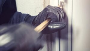 फुरसूंगी आणि वानवडीत बंद फ्लॅट फोडले; चोरट्यांनी १० लाखांचा ऐवज लंपास