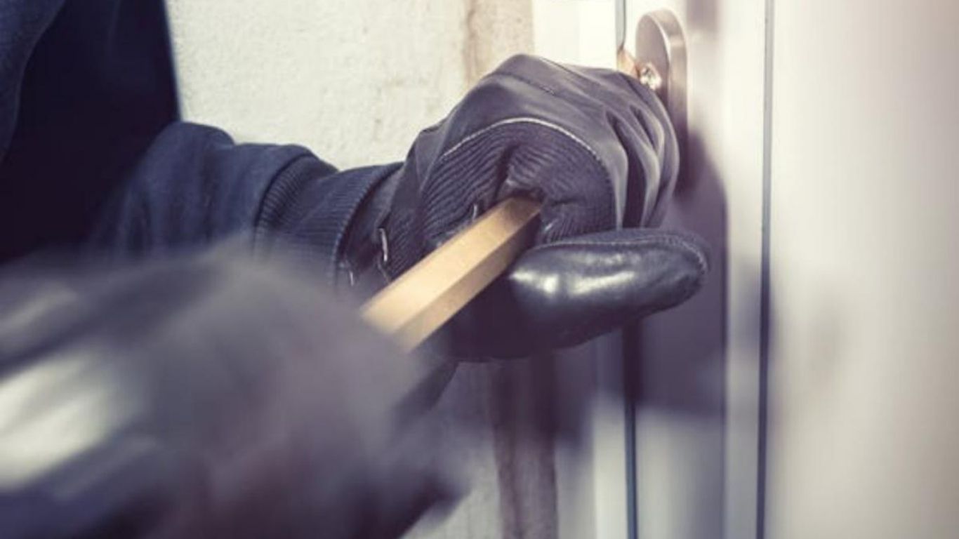 फुरसूंगी आणि वानवडीत बंद फ्लॅट फोडले; चोरट्यांनी १० लाखांचा ऐवज लंपास