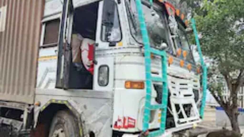 धुळे-सोलापूर महामार्गावर कंटेनरचा भीषण अपघात; सहा जण जखमी, चार ठार