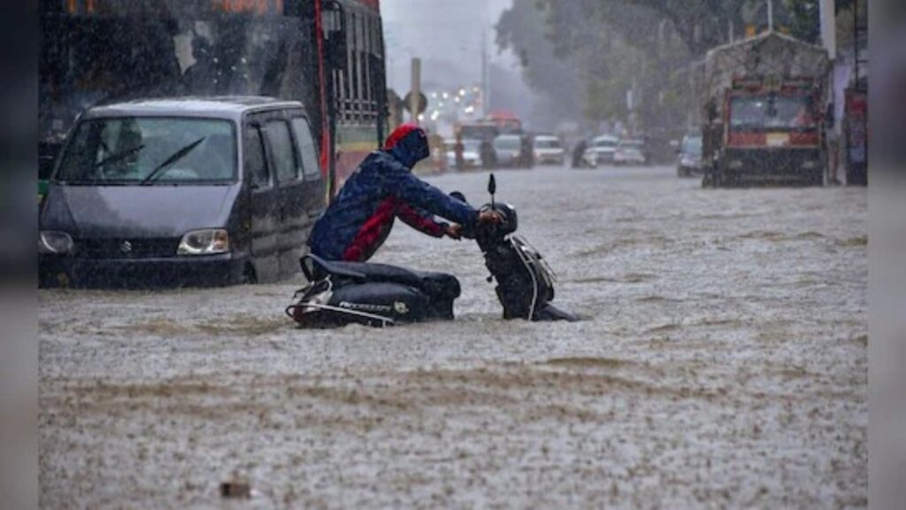 Mumbai Rain Update | मुसळधार पावसामुळे मुंबईत कार्यालयांना सुट्टी, वाहतुकीवर मोठा परिणाम
