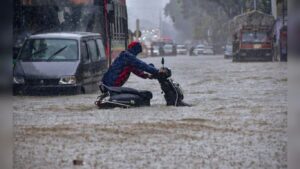 Mumbai Rain Update | मुसळधार पावसामुळे मुंबईत कार्यालयांना सुट्टी, वाहतुकीवर मोठा परिणाम