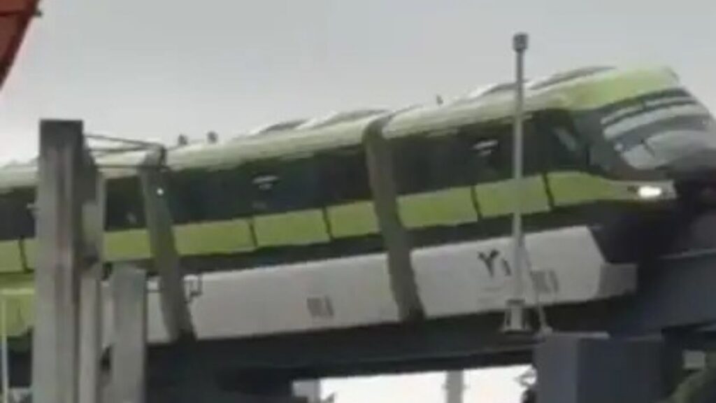 मुंबई मोनो रेल कलंडली! AC बंद प्रवाश पाऊण तास अडकले; अग्निशमन दलाची मदत