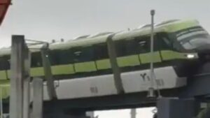 मुंबई मोनो रेल कलंडली! AC बंद प्रवाश पाऊण तास अडकले; अग्निशमन दलाची मदत