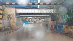 ठाणे: रस्त्यावर लोखंडी कमान कोसळली; कोणतीही जीवितहानी नाही