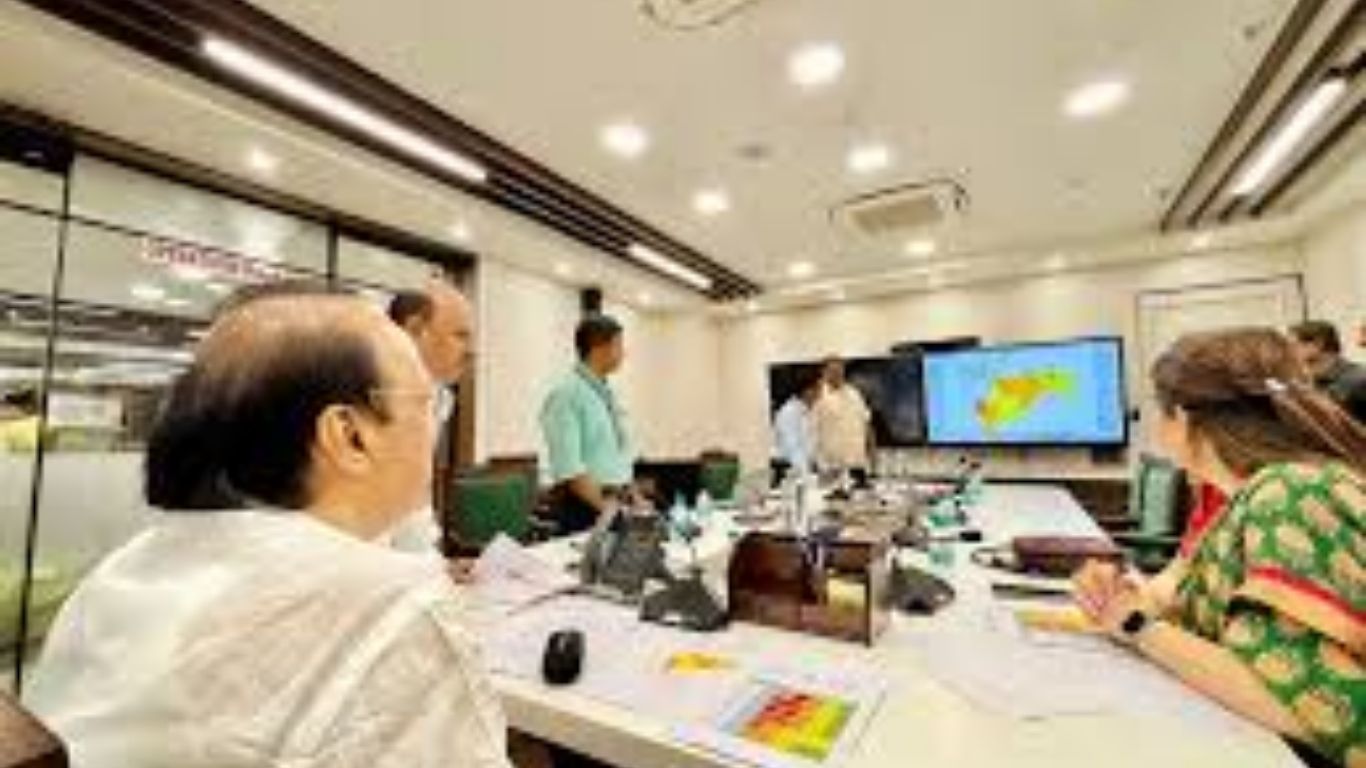 उपमुख्यमंत्री अजित पवार यांचा राज्य आपत्कालीन कंट्रोल रुममधून पावसाचा आढावा