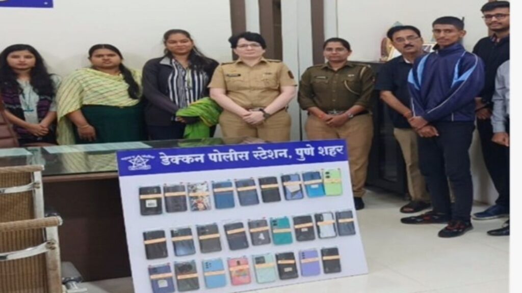 डेक्कन पोलीस स्टेशन, पुणे – ४.५ लाखांचे हरवलेले मोबाईल परत