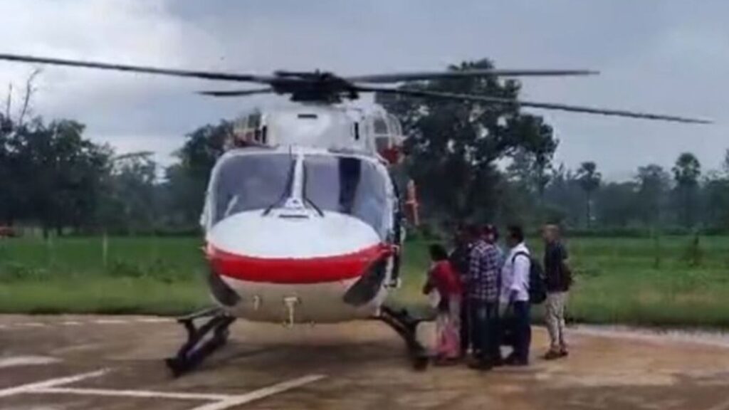 गडचिरोलीत पोलिसांची माणुसकी; आजारी आरोग्यसेविकेसाठी हेलिकॉप्टरची मदत, वेळेत उपचार मिळाल्याने प्राण वाचले