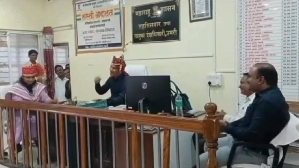 लातूर तहसीलदार गाणं गायल्यामुळे सस्पेंड; सरकारी नियमांचे उल्लंघन