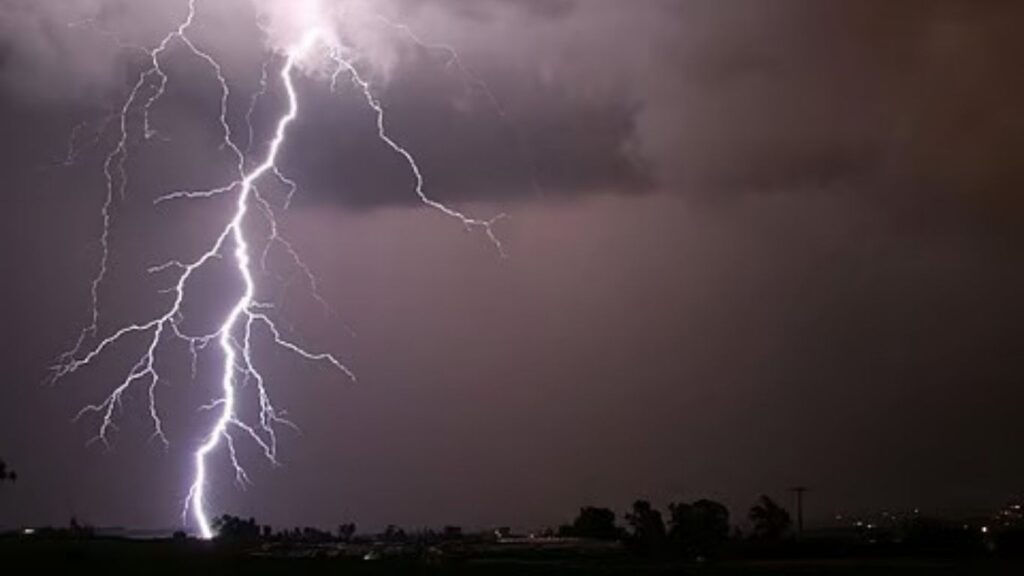 जळगावमध्ये विजेच्या धक्क्यामुळे पाच जणांचा मृत्यू; मुसळधार पावसाचा भीषण परिणाम