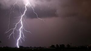 जळगावमध्ये विजेच्या धक्क्यामुळे पाच जणांचा मृत्यू; मुसळधार पावसाचा भीषण परिणाम