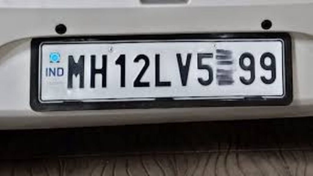 HSRP नंबरप्लेट अंतिम तारीख 15 ऑगस्ट; न बसवल्यास ₹10,000 दंडाची शक्यता, महाराष्ट्रात अजून 70% वाहनं बाकी