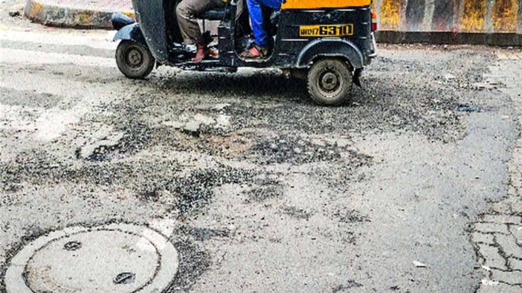 कल्याण पूर्वेत खड्डयांमुळे रस्त्यांची दुरावस्था; महेश गायकवाडांनी केडीएमसीला दिला इशारा