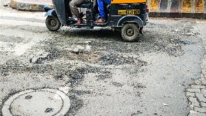 कल्याण पूर्वेत खड्डयांमुळे रस्त्यांची दुरावस्था; महेश गायकवाडांनी केडीएमसीला दिला इशारा