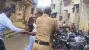 कुरुंदवाड पोलिस ठाण्यासमोर दाम्पत्याचा आत्मदहनाचा प्रयत्न : बोगस कर्ज प्रकरणावर कारवाईचा अभाव