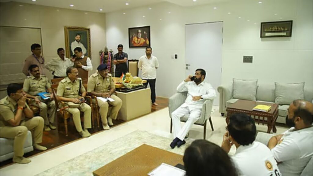 एकनाथ शिंदेंचा अवजड वाहनांवर बंदी आदेश मुख्यमंत्री फडणवीस यांनी रद्द केला: घोडबंदर रोड वाहतूक वाद