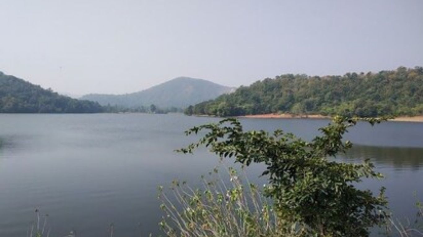 चापानेर धरण पूर्ण क्षमतेने भरले; शेतकऱ्यांना मोठा दिलासा