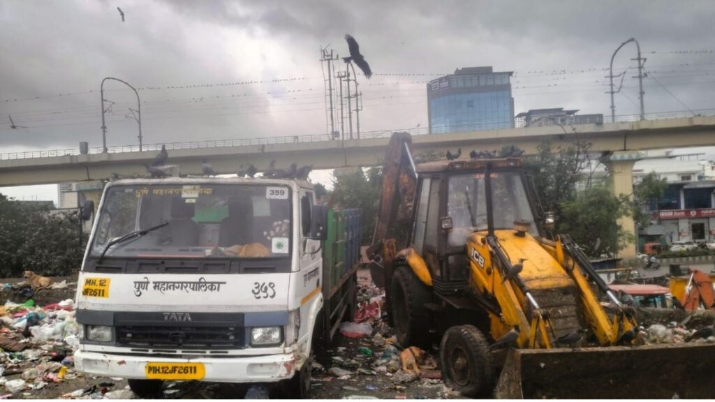 पुण्यातील कोथरूड कचरा डेपोमध्ये तब्बल २ ते ३ हजार टन कचरा साठल्याने आरोग्यधोके आणि नागरिकांना प्रचंड त्रास.