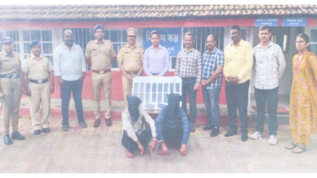 पुणे रेल्वे पोलिसांनी मंगळवार पेठेत दोन आरोपींना अटक करून २० मोबाईल फोन जप्त केले.