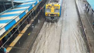 वसई विरार नालासोपारा परिसरात सकाळपासून मुसळधार पाऊस; रस्त्यांवर पाणी साचले