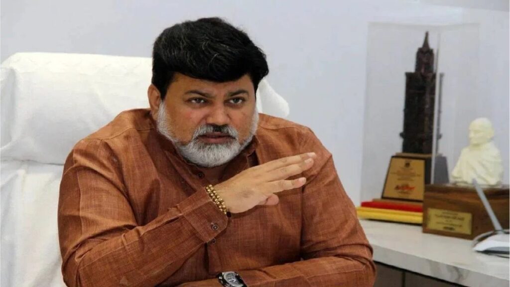 मातोश्रीच्या अंगणात उदय सामंत यांच्या पायाखाली फटाके; सुरक्षेचा तगडा बंदोबस्त