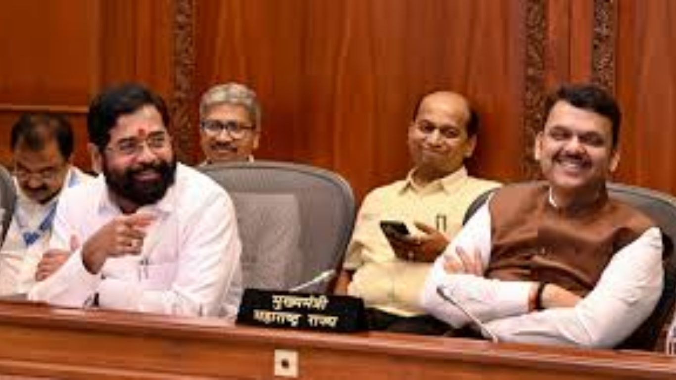 सह्याद्री अतिथीगृहात फडणवीस-शिंदे दाखल; महाराष्ट्र 2047 व्हिजन डॉक्युमेंट आणि प्रकल्प सादरीकरण