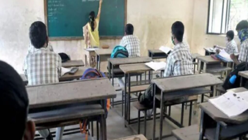 राज्यातील शिक्षकांच्या नोकऱ्या धोक्यात; सात लाख विद्यार्थ्यांचे आधार अवैध