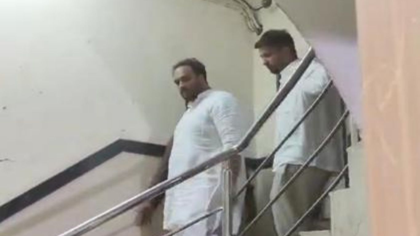 मुंबई: बाबा सिद्दीकी हत्येप्रकरणी पुत्र झीशान सिद्दीकींची पोलिस आयुक्तांना भेट