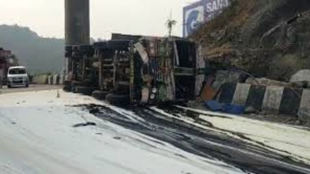 पुणे-मुंबई एक्सप्रेस हायवेवर डंपर पलटी, काही काळ वाहतूक विस्कळीत