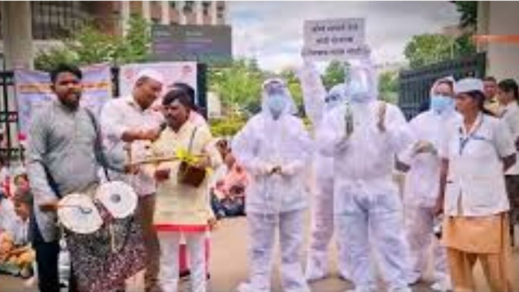 नाशिकमध्ये पीपीई किट घालून आरोग्य कर्मचाऱ्यांचा मोर्चा, सेवेत कायम ठेवण्याची मागणी