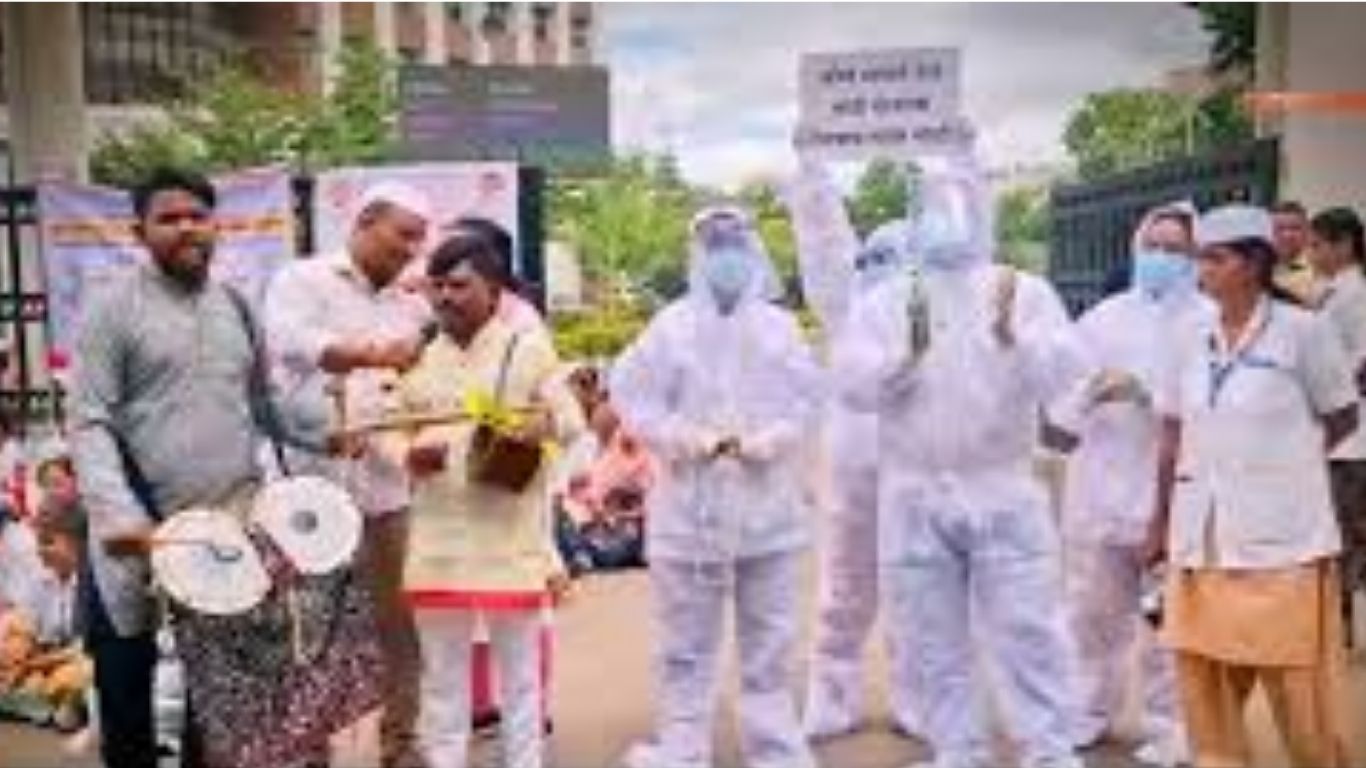 नाशिकमध्ये पीपीई किट घालून आरोग्य कर्मचाऱ्यांचा मोर्चा, सेवेत कायम ठेवण्याची मागणी