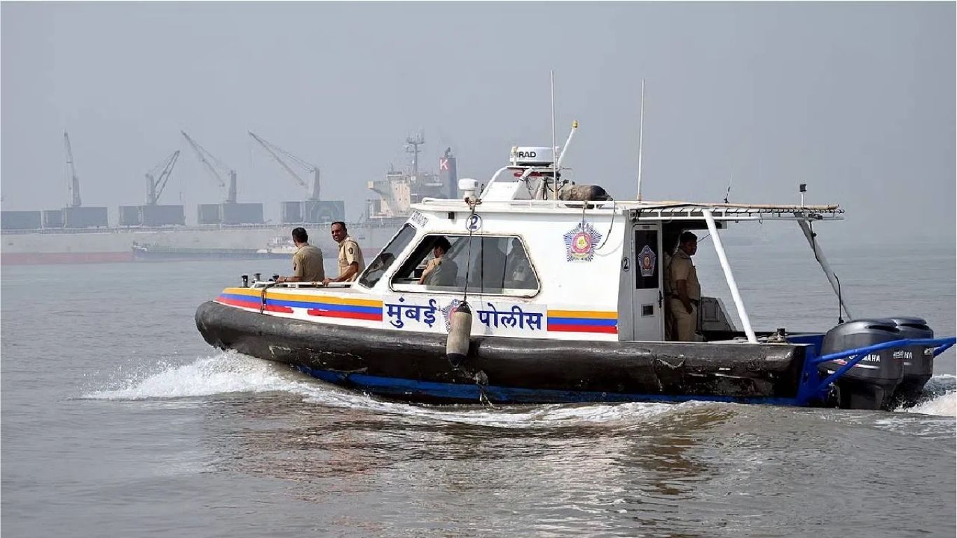 मुंबईत नौदलाच्या गणवेशात घुसखोर; जवानाची रायफल आणि काडतुसे पळवण्याची घटना