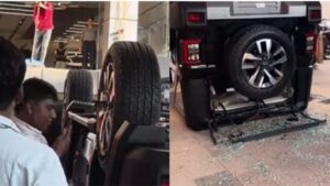 दिल्ली शोरूममधून पहिल्या मजल्यावरून थार गाडी कोसळली; महिला जखमी