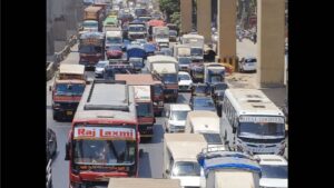 ठाण्यातील घोडबंदर मार्गावरील गायमुख घाट परिसरात भीषण वाहतूक कोंडी