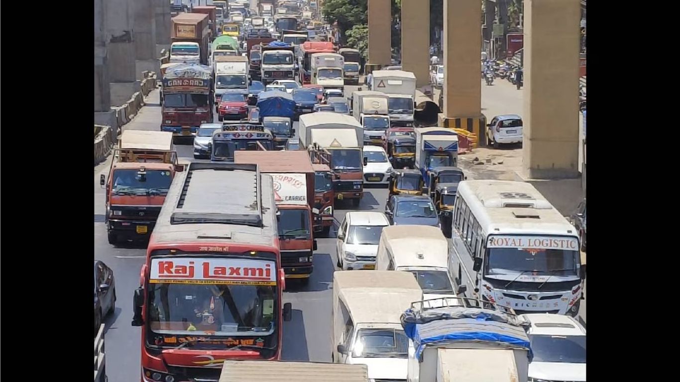 ठाण्यातील घोडबंदर मार्गावरील गायमुख घाट परिसरात भीषण वाहतूक कोंडी