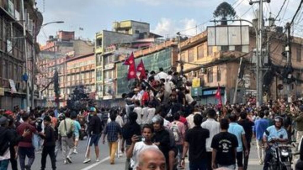 नेपाळ आंदोलनानंतर Gen Z चे बदलेले रूप; रस्ते साफ करून लुटलेलं सामान परत केलं