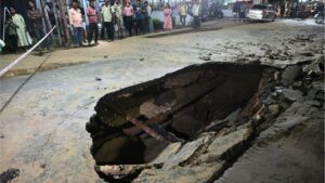 मंत्रालयासमोर पाईपलाईन फुटली; रस्ता खचला आणि परिसर जलमय, पाणीपुरवठा खंडित