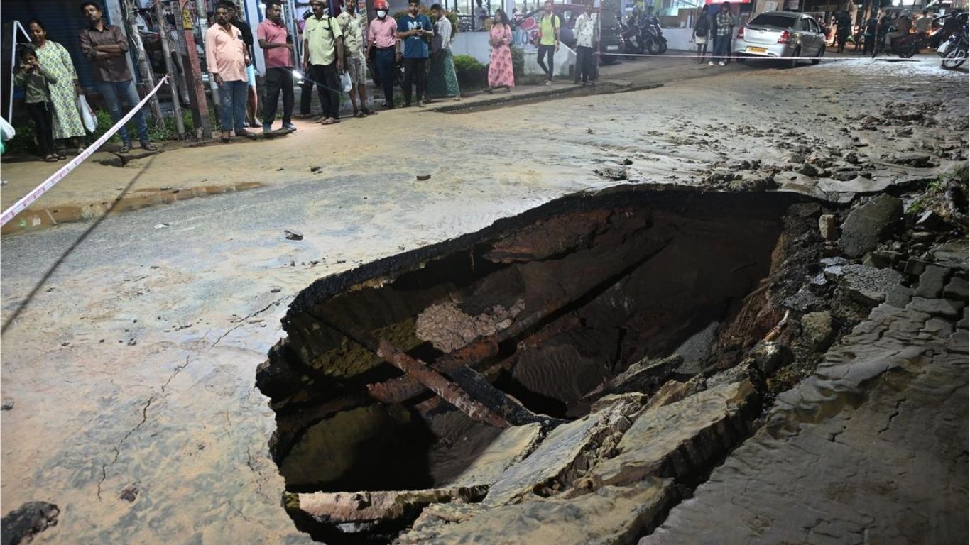 मंत्रालयासमोर पाईपलाईन फुटली; रस्ता खचला आणि परिसर जलमय, पाणीपुरवठा खंडित