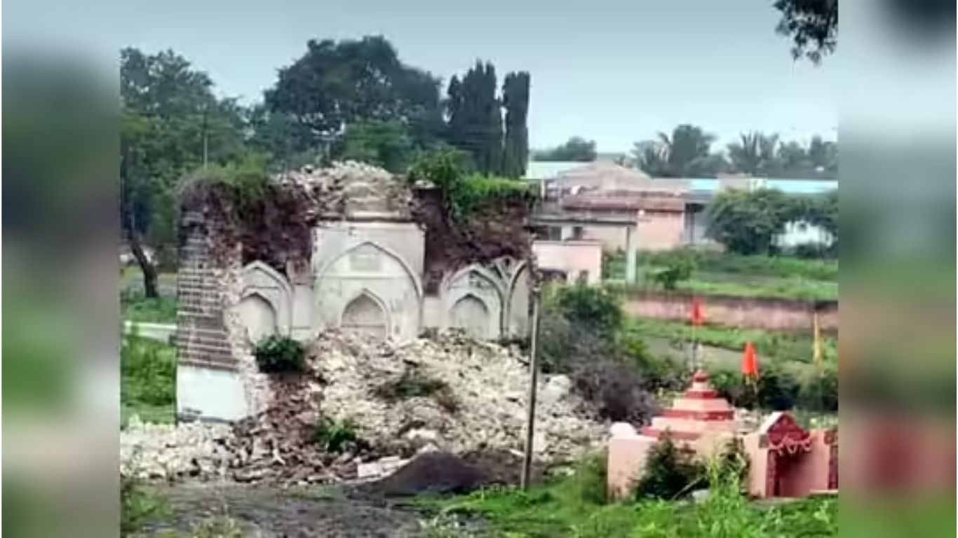 मंचरमध्ये मशिदीचा भाग कोसळला; भुयार सापडल्यानंतर परिसरात खळबळ