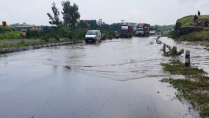 चाकण पुणे मुसळधार पावसाचा कहर : नाशिक महामार्ग पाण्याखाली, प्रवाशांचा जीव धोक्यात