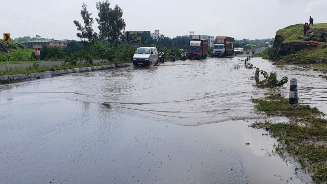 चाकण पुणे मुसळधार पावसाचा कहर : नाशिक महामार्ग पाण्याखाली, प्रवाशांचा जीव धोक्यात