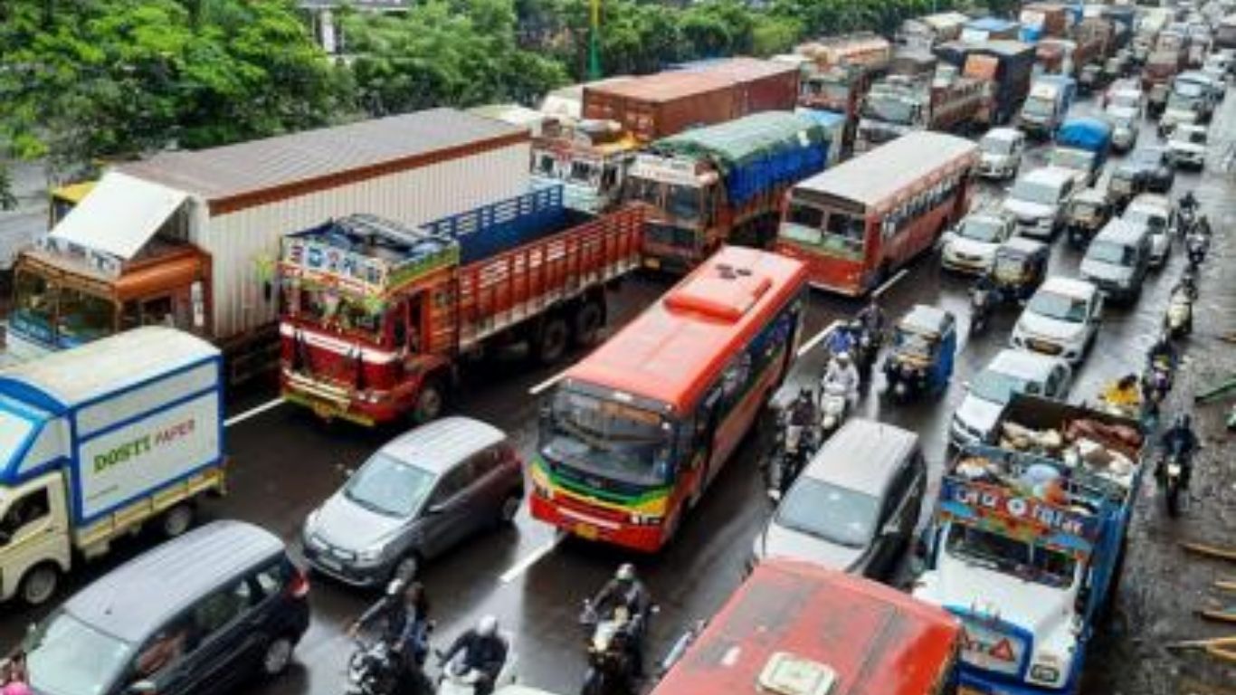 मुंबईत वाहतूक गोंधळ: मुसळधार पावसामुळे शहरात मोठ्या प्रमाणात ट्रॅफिक जाम
